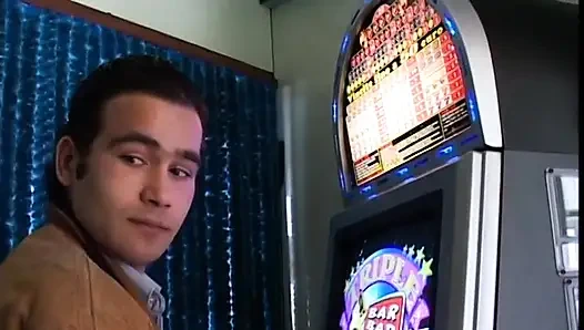 Зрелая шлюха с красивым телом жестко трахается, а затем получает теплую сперму на ее сиськи