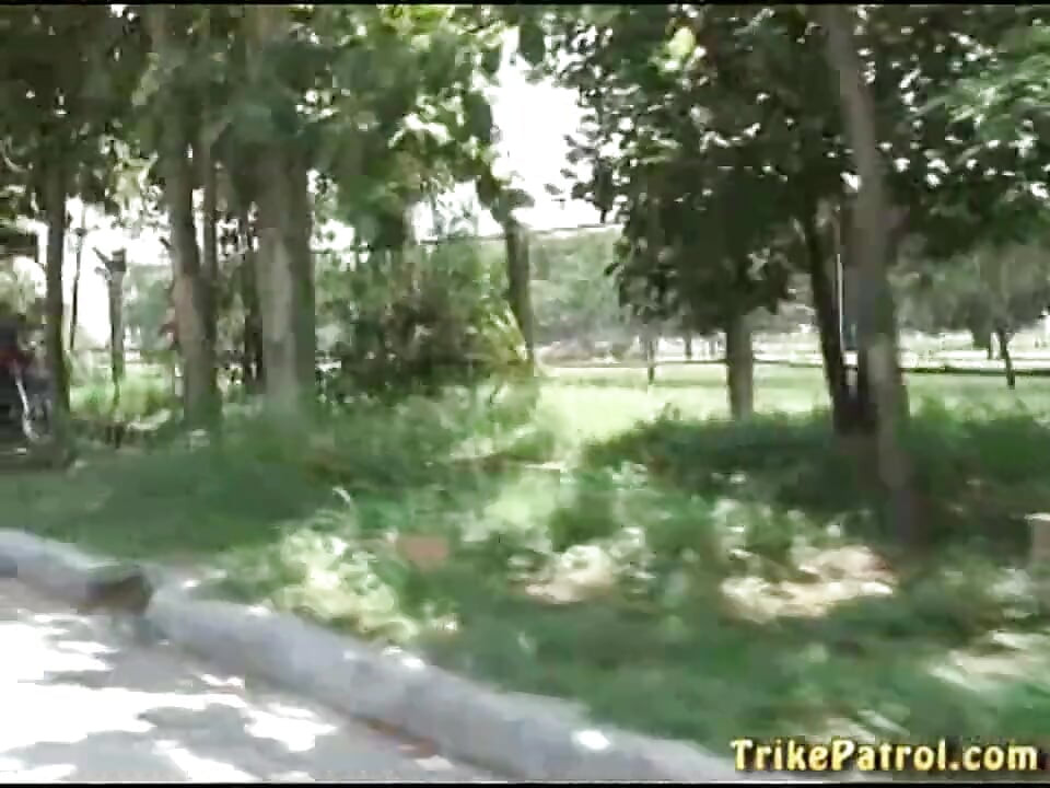 Küçük memeli Pinay şehir dışında sikişiyor