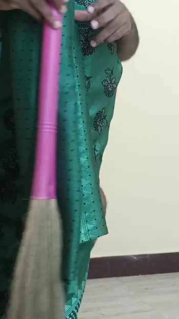 Trenutak padanja viljuške iz "Tetka saree zelene boje vrela romansa viralni video"