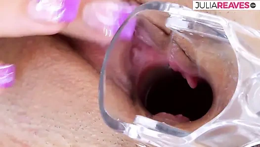 Сексуальная девушка разрывает киску, трахаясь с огромным дилдо