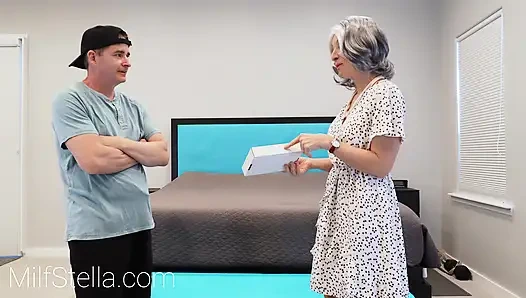 Stepgran StepGrandson'a şaka yapıyor - uygunsuz hediye e20 - orta yaşlı seksi kadın stella tam video 4k