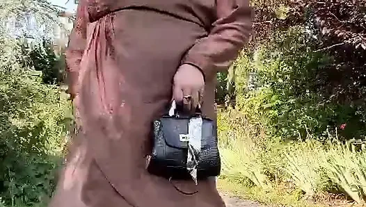 Bir akşam için kahverengi Portefeuille tarzı elbise giyiyor
