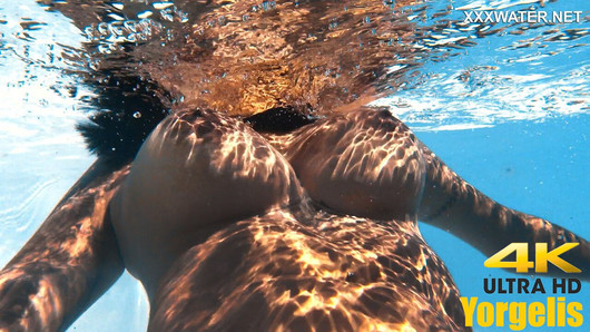 Sensationelle Venezolanerin beim Schwimmen am Pool