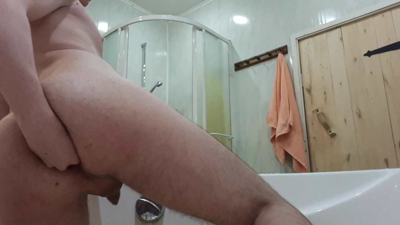 Мужчина с маленьким пенисом трахает себя пальцами в жопу 