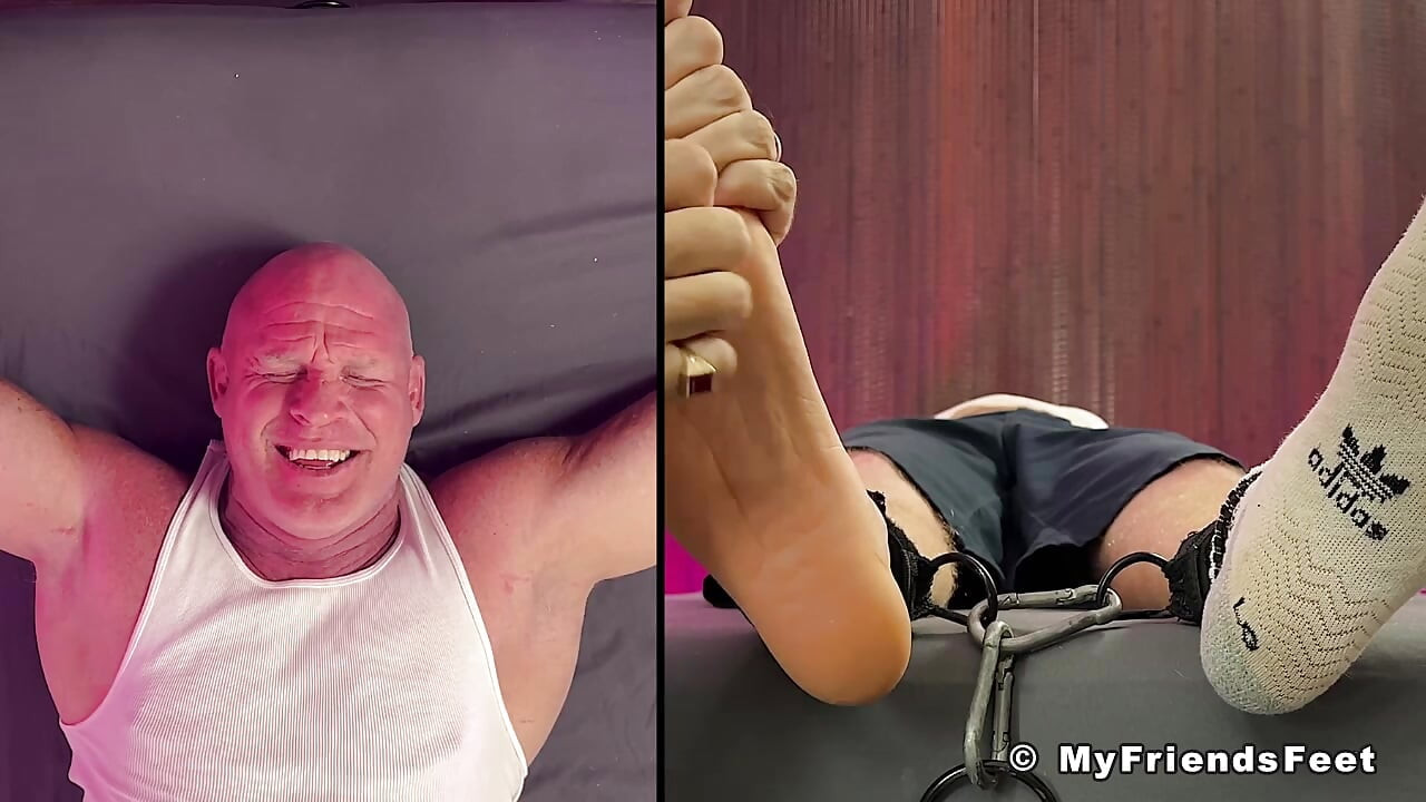 MyFriendsFeet: Hunk Dev se tvrdě chichotá, zatímco je lechtána z jeho jamek k nohám