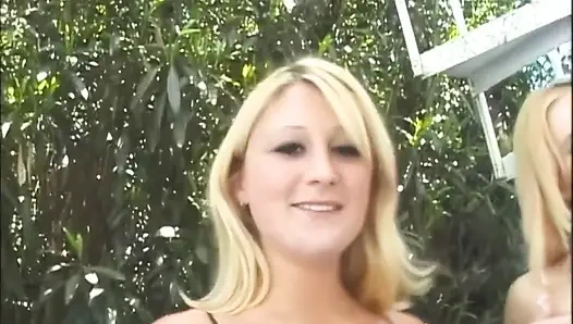 Блондинка-шлюшка глубоко заглатывает член с струящемся вниз слезами