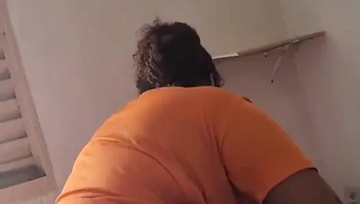 Грудастая мачеха знает, что нужно скакать