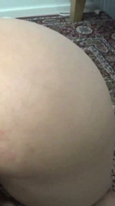Geile türkische MILF wichst daheim | Clip 2