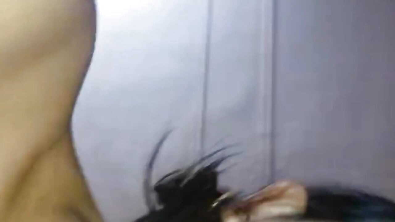 Latika menghisap dan melompat zakar hitam besar