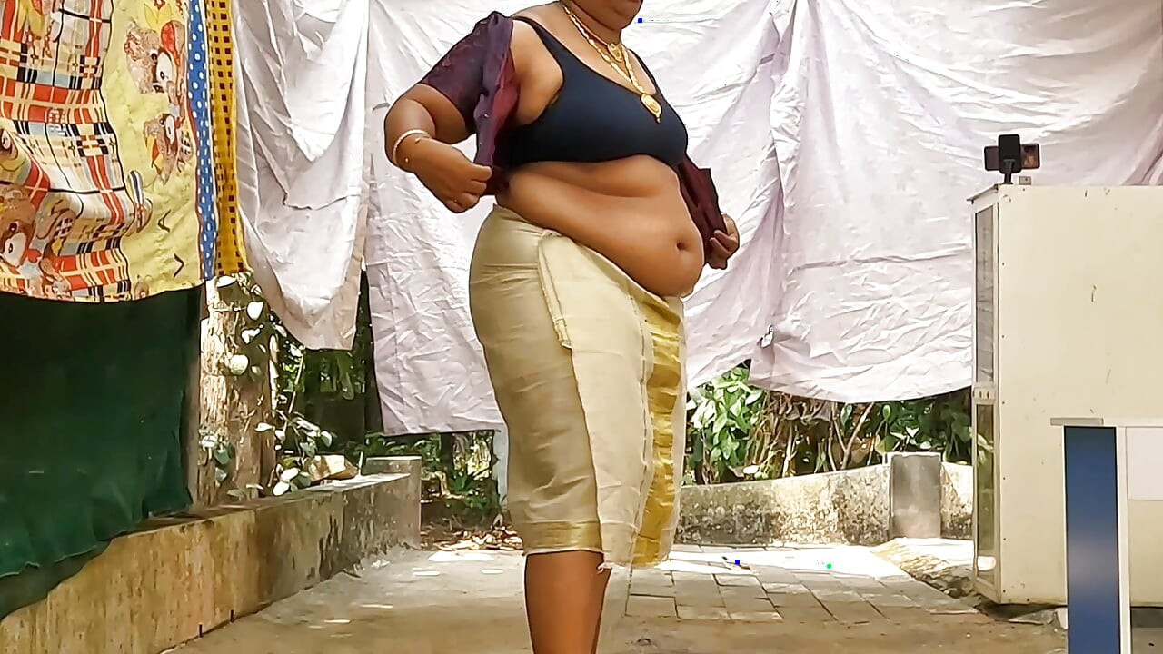 Traditional kerala style dressed Bhabi showing her huge sexy boobs, walking topless
