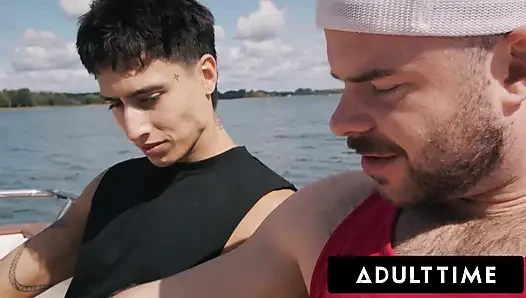 ADULT TIME - гетеро приятели Marcus McNeil и Angel Elias превращают разочаровывающую лодку День в жесткий трах