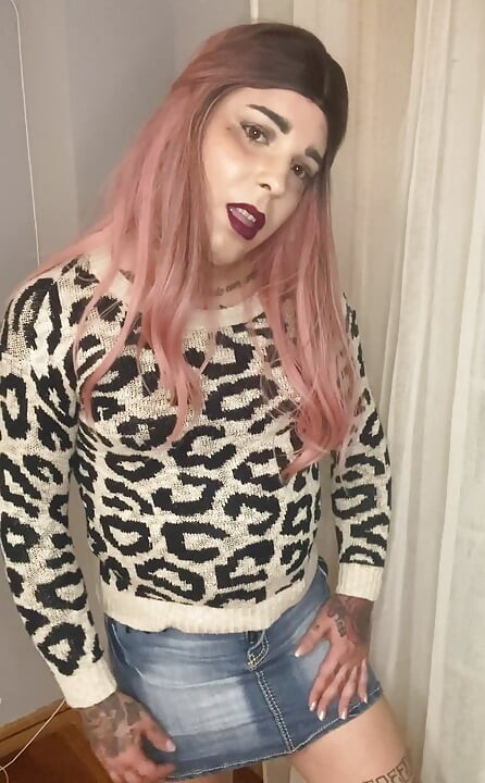 "Dans une veste à imprimé Jaguar et jupe en jean, je me suis particulièrement trouvé sexy dans ce look, et as-tu aimé ?"