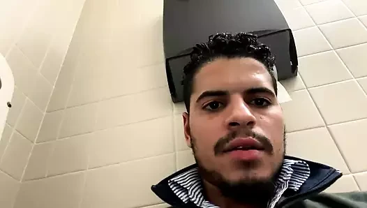 Hintli adam neredeyse büyük yarağıyla oynarken yakalanıyor