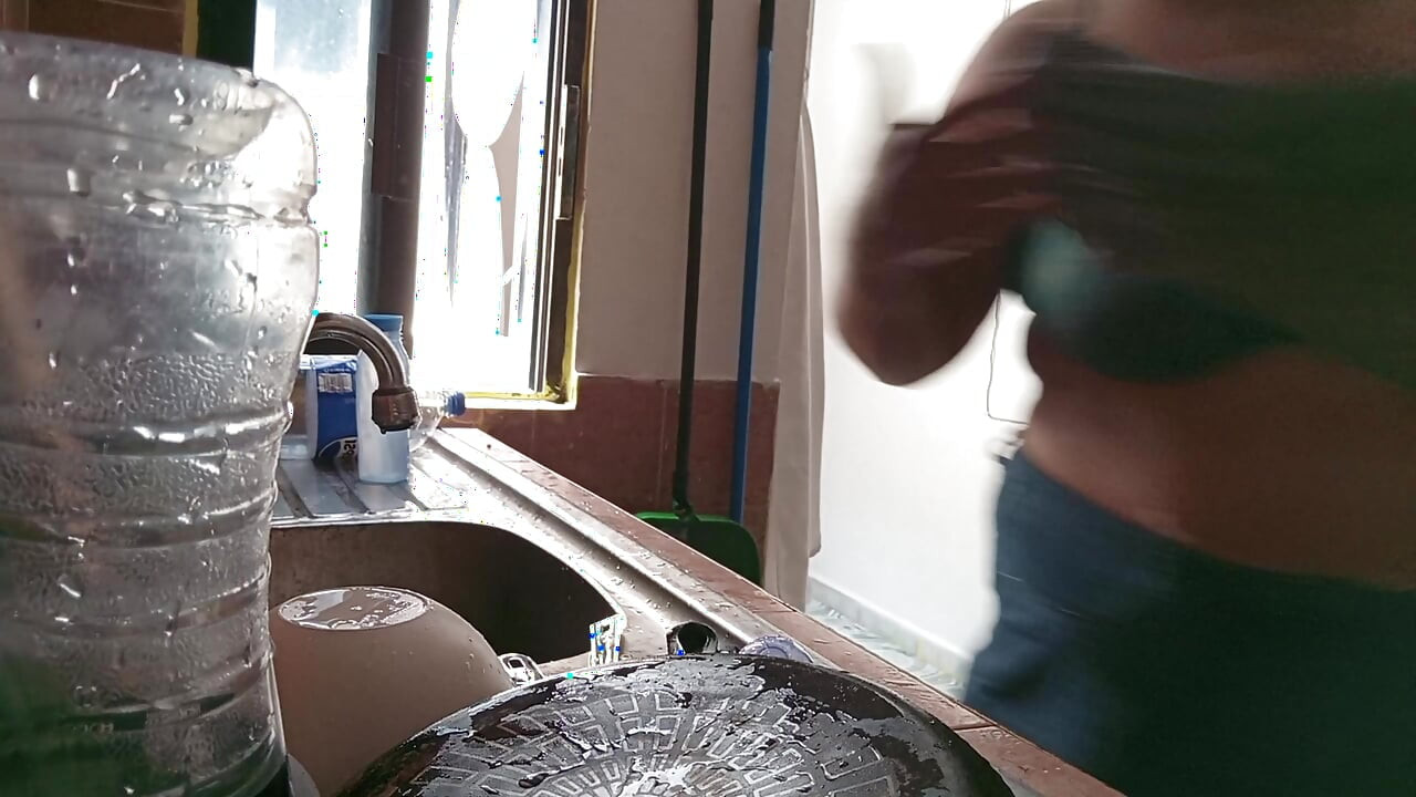 婆婆穿著胸罩在廚房打掃衛生