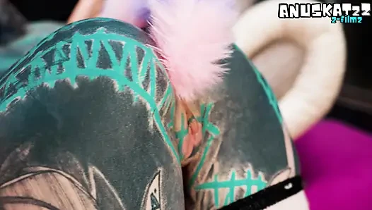 Kadın egemenliği kedi oyunu dominatrix dövmeli cosplayci ile göt tıkacıyla oynuyor