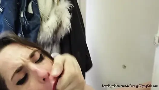Sexy brünette bekommt mitbewohner harten rock-schwanz auf den hintern, pOV anal!
