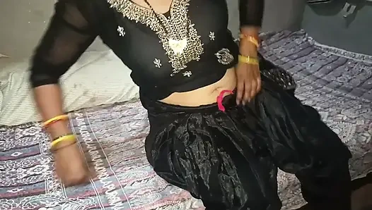 Ateşli yengem odamda tamamen mastürbasyon yaparken beni yakaladı