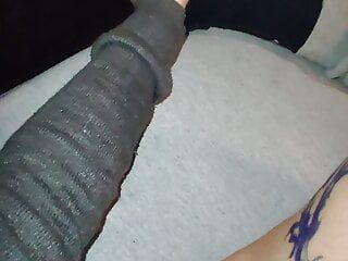 Mijn vriend masseert mijn mooie voeten (voetfetisj) en raakt mijn poesje aan