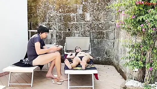 Hevesli üvey anne tatilde bakire adamı kışkırtmak için heyecanlanıyor