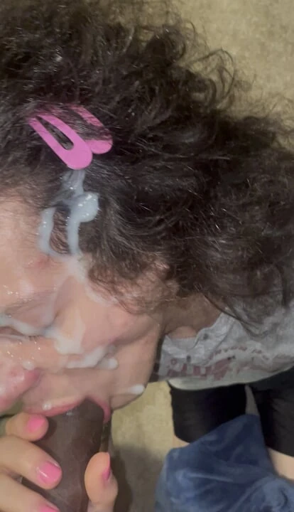 Söt tonårspojke leker med äldre styvsyster smink och tar enorm ansiktsbehandling från äldre rak kille. Jag är 18 och fem han är 29