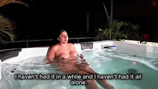 Am Ende ficke ich den Techniker, der einen harten Schwanz hat, nachdem ich die schöne Latina im Whirlpool masturbieren gesehen habe