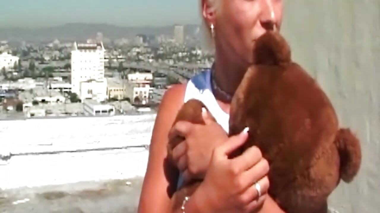 Rubia milf chorrea mientras monta polla en la azotea