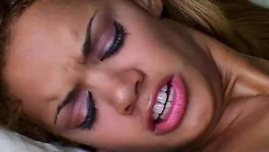 Olgun orta yaşlı seksi kadınlar kalın yarak emiyor ve derinden sikiliyor