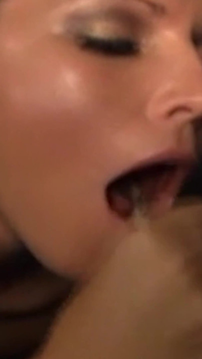 شقراء مثيرة تعطي رأس مذهل للثقب