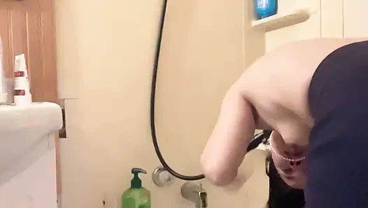 Hana cuci rambut di bak mandi toket kecilnya enak banget