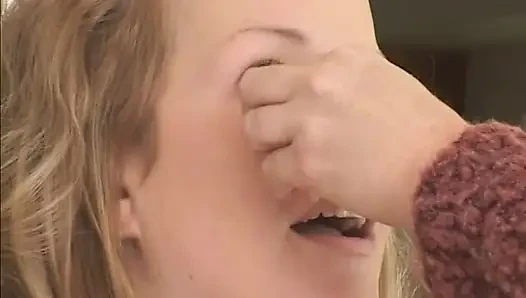 Teenie-blonde süße wird für hardcore-analsex angezogen