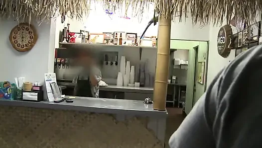 Lustvolle stiefmutter fickt in ihrem lieblingsrestaurant