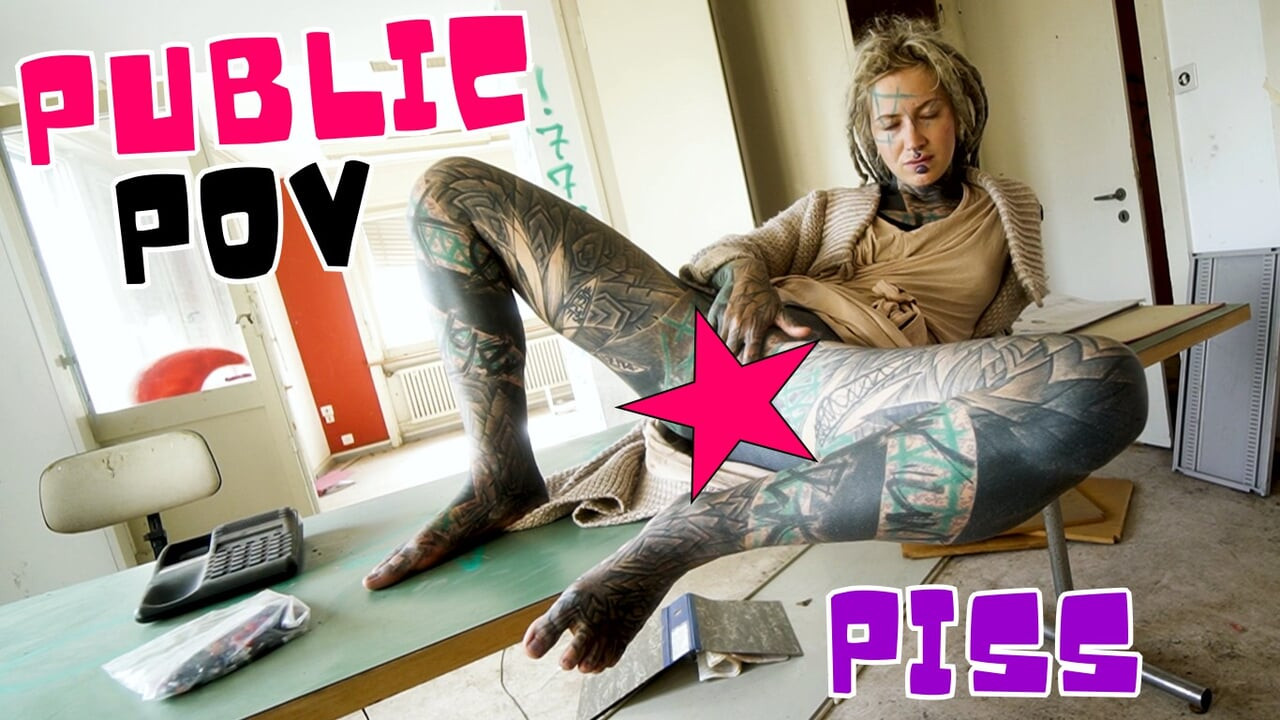 מינקס מקועקעות בחוץ תחת הורס אורגזמה