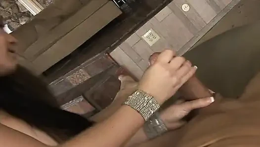 Geiles teen mit gepiercten nippeln gibt einem großen schwanz einen zwei-motion-handjob