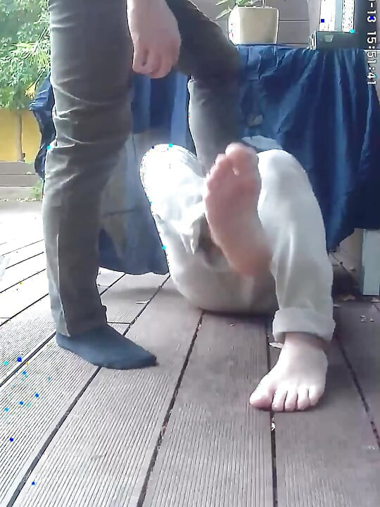 Ragazzo Amatoriale Sottomette Il Suo Coinquilino Alle Sue Vizie E Feticci