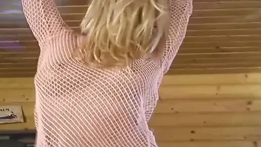 Sarışın hatun ıslak eylemde zonklayan yarakla genişliyor