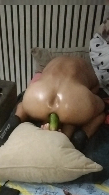 形の良いお尻がディルドに乗る