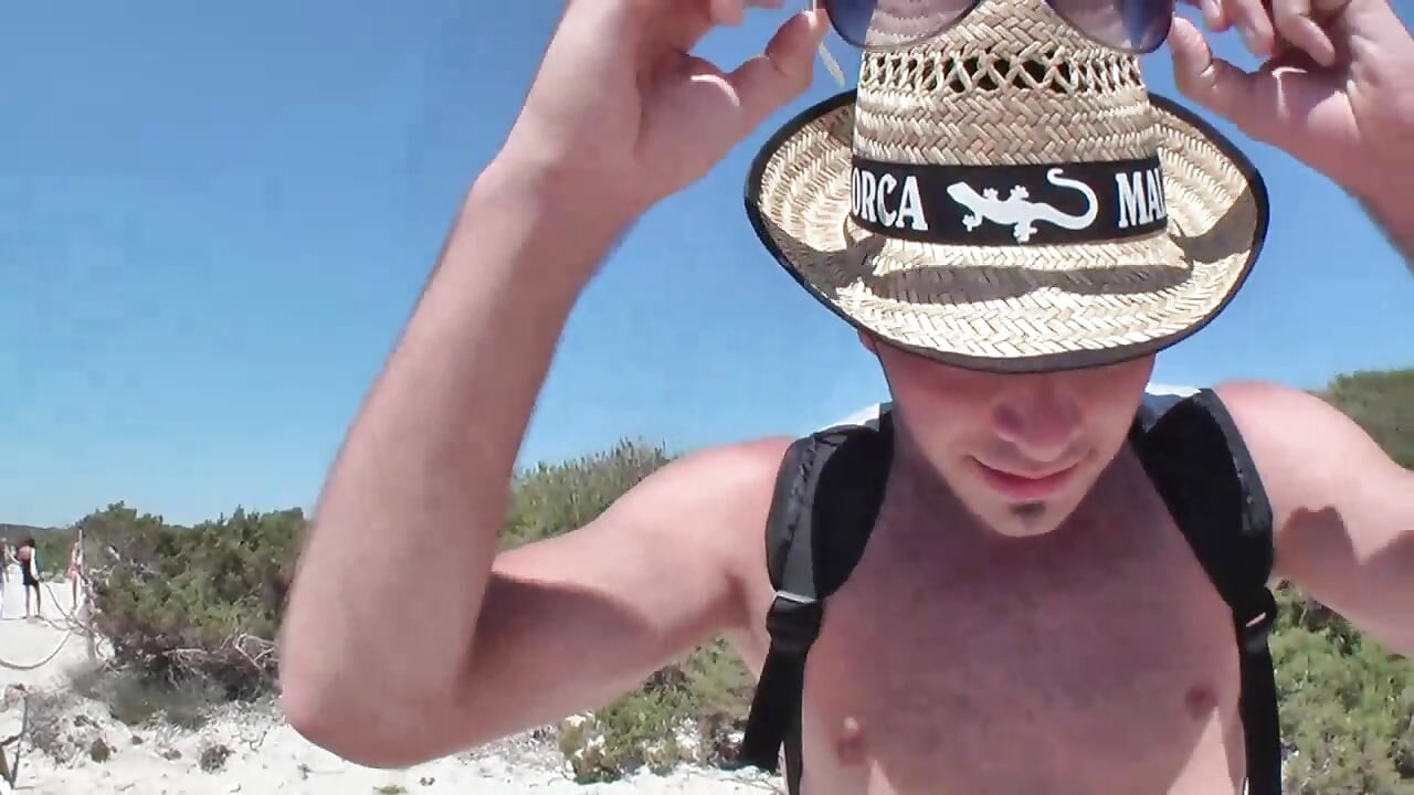 La joven pareja exhibicionista más cachonda en la playa