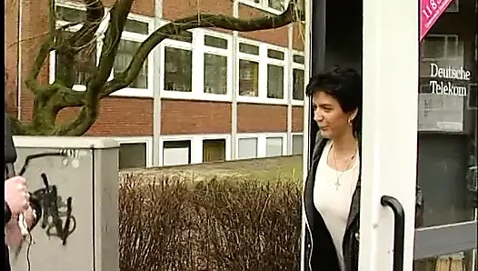 Kurze haare, brünette im freien, interview