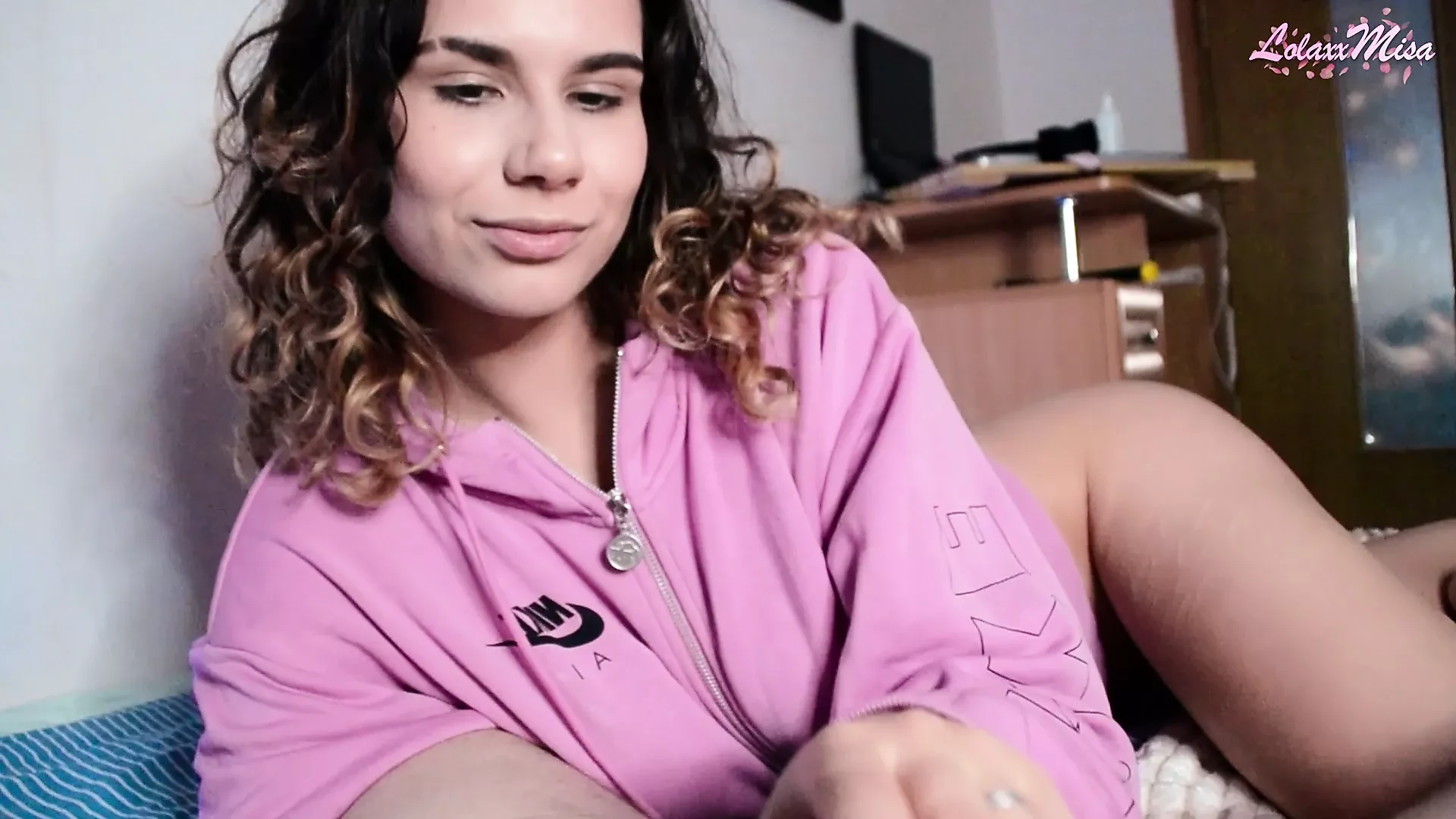 Morena sexy chupa sensualmente una gran polla y lame las bolas para correrse