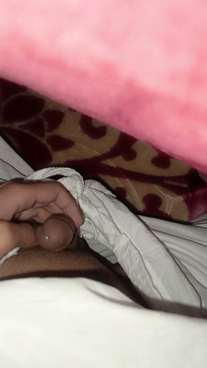 پسر کوچولوی کون‌دار تو پتو هات شد و دست به خود زد | کلیپ 1