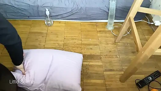 Малышка и огромные игрушки в ее заднице