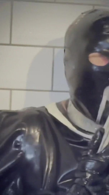 Snažan trenutak iz "Dominatrix Gospođa April - Robinja Rosie biva usisana"