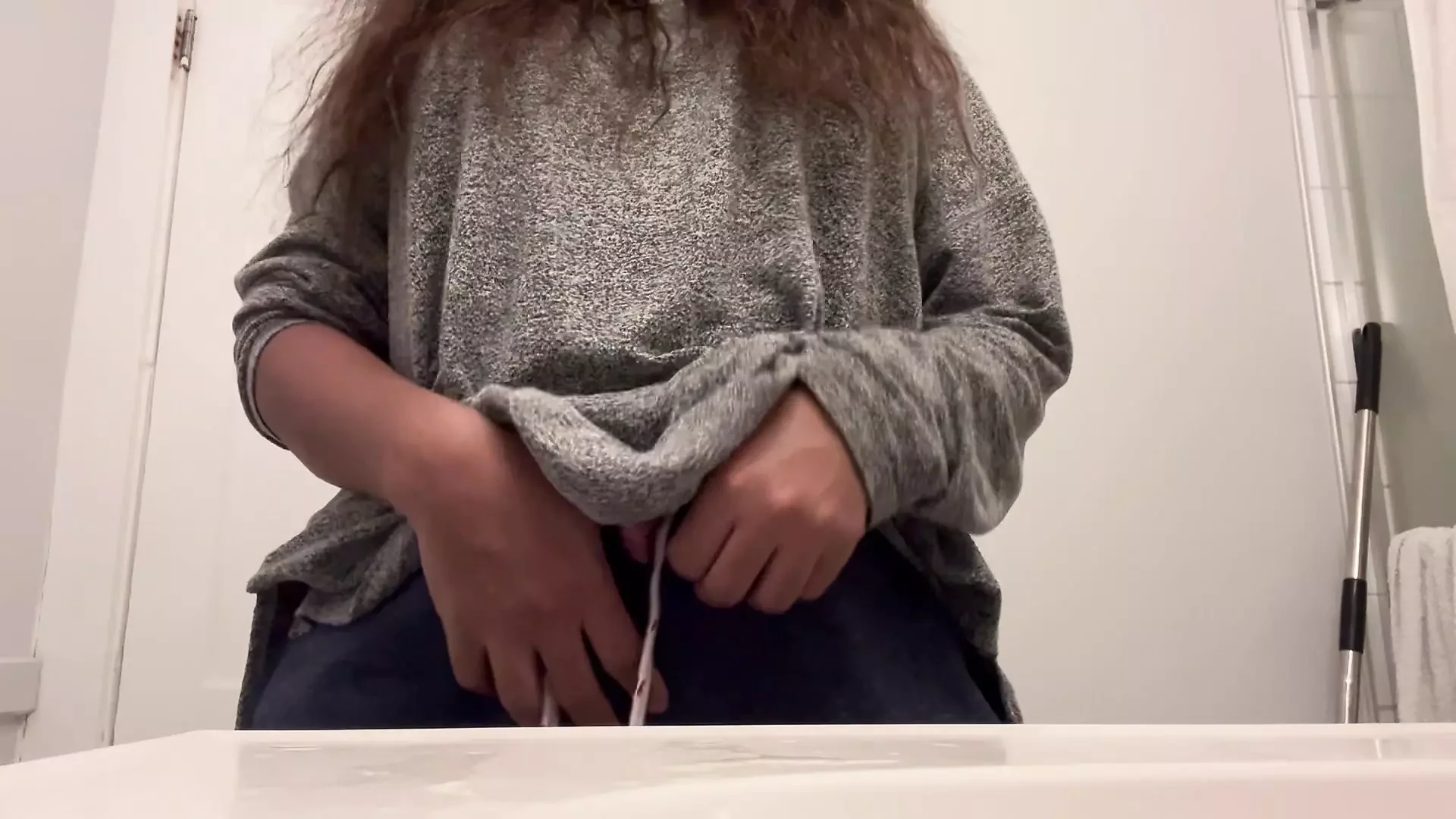 Asmr zvuk kreme na mojoj koži i na dlakama moje pičke, prstima u vagini koja ovulira i je kremasta.