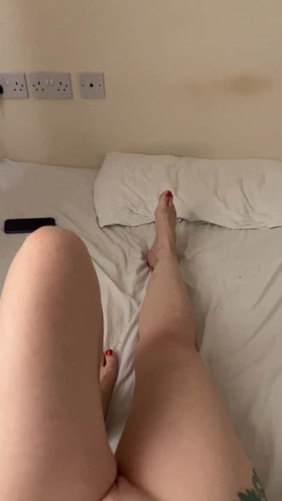 O corpo fantástico da OcultSlut está nu, com a cabeça na ponta da cama pronta para receber o pau da DILFy empurrado profundamente em sua garganta