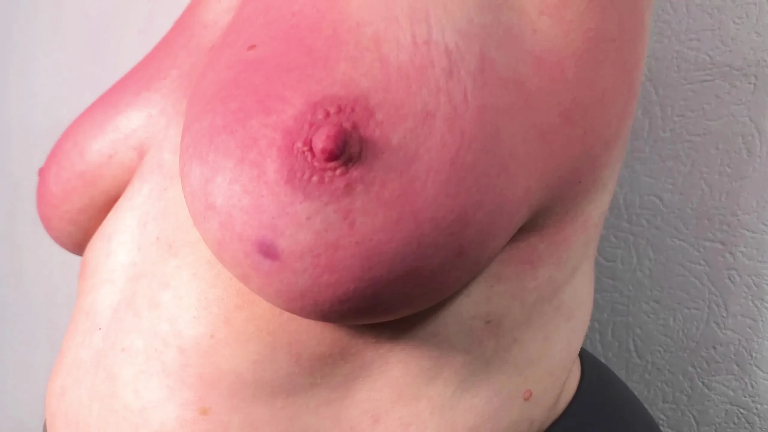 痛苦地抽打你的乳房，直到它们肿胀 3-6
