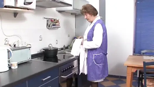 Бабушка, могу я показать тебе кое-что? Возбужденная и извращенная, занимается сексом с собственной бабушкой!