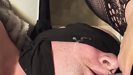 Takma yarakla boğazını sikiyor