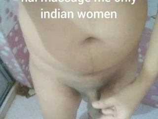 Indischer Junge im Badezimmer