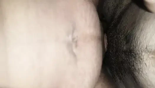 Hintli kadın ateşli seks yapıyor. Çok güzel görünüyor.