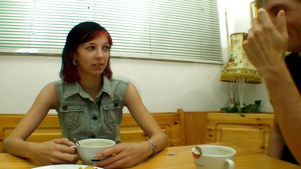 Seksi francuska devojka se jebe na stolu